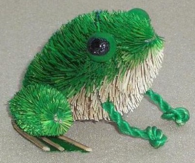 BRUSH37 - BrushArt Animals | Eco-Friendly, Buri Posable, Tabletop Frog